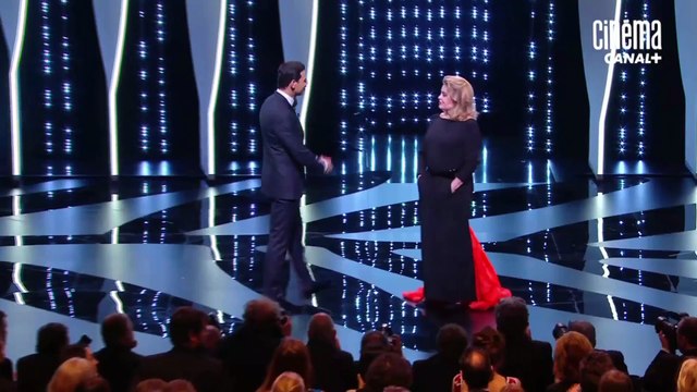 Le baiser de Catherine Deneuve et Laurent Lafitte
