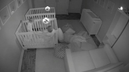 Des jumeaux s'amusent en pleine nuit