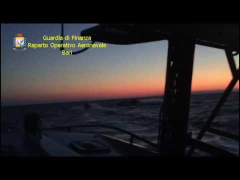 La Guardia di Finanza blocca un gommone con oltre 800 kg di Marijuana