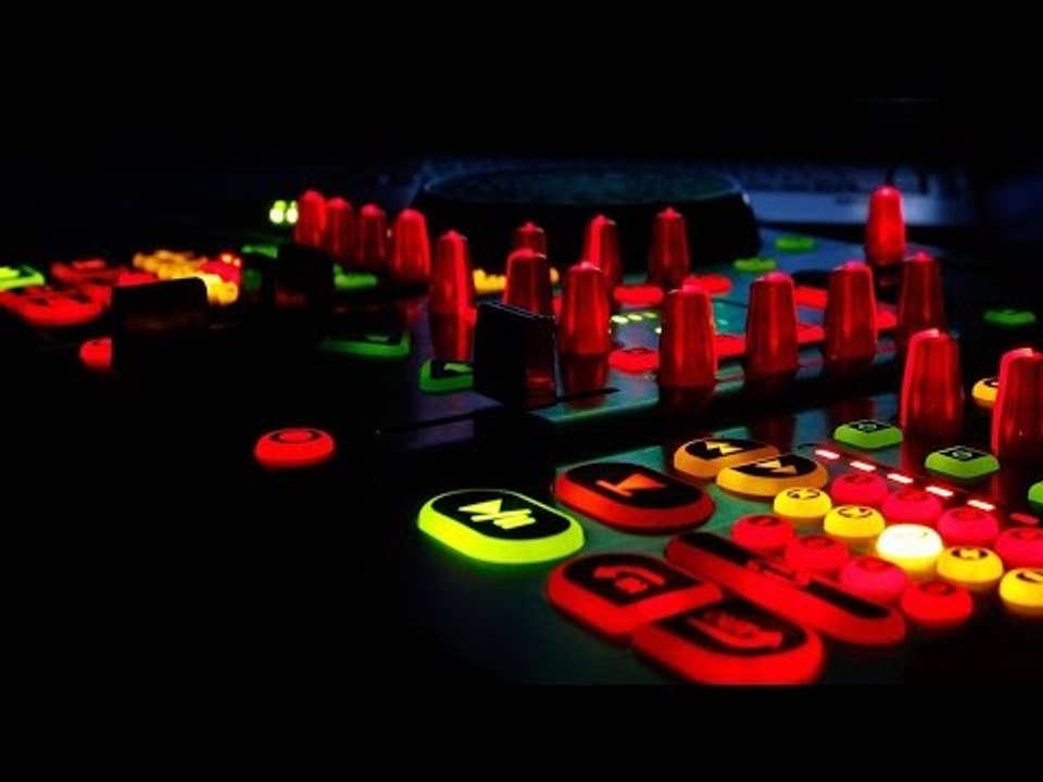 Nonstop Nhạc Sàn Cực Mạnh 2015 ♫ Bass Đập Tung Nóc Nhà