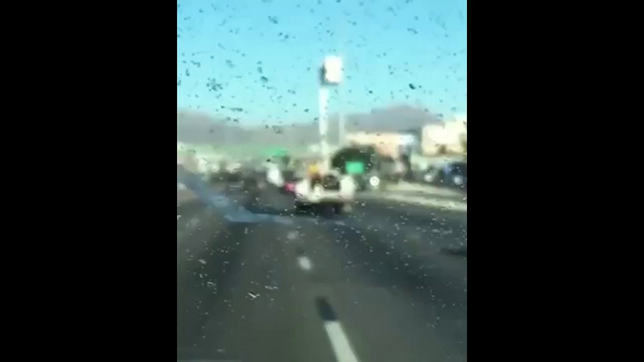 Ce camion roule avec sa nacelle relevée sur une autoroute du Texas, de qui rend dingues les autres automobilistes !