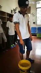 un prof chinois a trouvé la punition ULTIME pour les élèves...