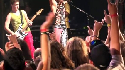 Un fan invité à jouer par Steel Panther met le feu à la scène