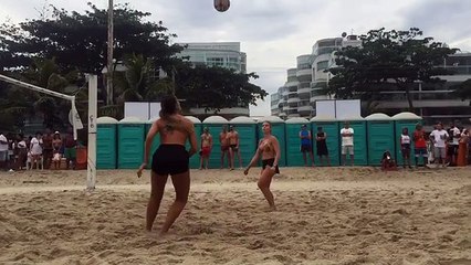 Erkekleri plajda kuma gömen kadınlar