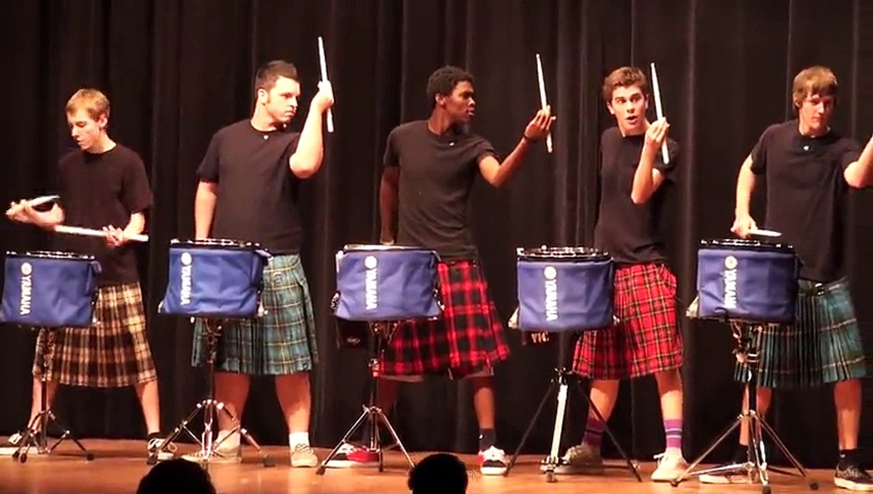 Un adolescent monte sur scène à un spectacle de jeune talent – quand ses amis le rejoignent tout bascule