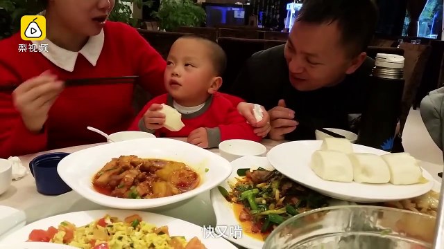Cet pauvre gamin épuisé lutte à table avec ses parents