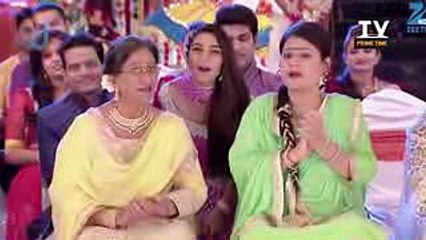 Abhi aur Pragya ne Kheli Romantic Holi - KumKum Bhagya - टीवी प्राइम टाइम हिन्दी - YouTube_2