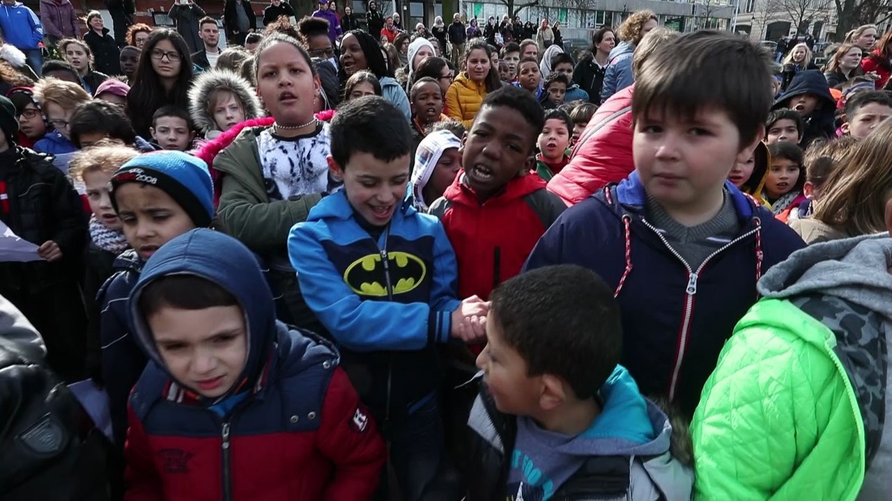 1 500 élèves de Saint-Gilles chantent pour dire "Non au racisme"