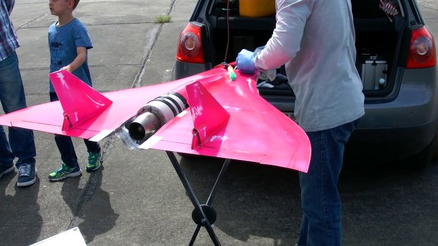 Cet avion télécommandé vole à 750 Km/h !!!