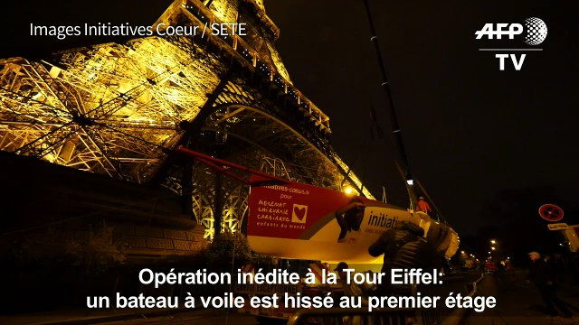 Le monocoque de Tanguy de Lamotte au 1er étage de la Tour Eiffel