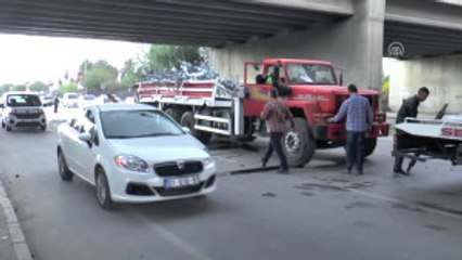Vinçli Kamyon Üst Geçide Çarptı: 2 Yaralı