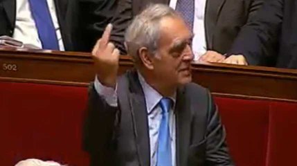 Le célèbre doigt d'honneur d'Henri Emmanuelli à François Fillon en 2011
