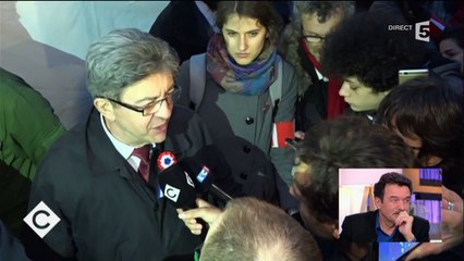 "Vous avez vu le sale con ? Jette-moi ça" : Jean-Luc Mélenchon s'énerve contre un journaliste