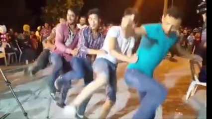 Sıradışı düğün havası oynayan acayip insanlar