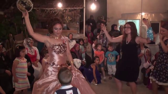 Efsane Cezayir oyun havası oynayan kızlar