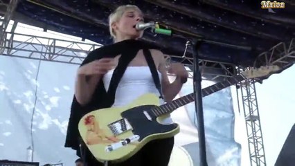 PEVAČICA   PEVA A GAĆICE "SEVAJU":  UHVAĆENA U VRLO NEZGODNOM MOMENTU