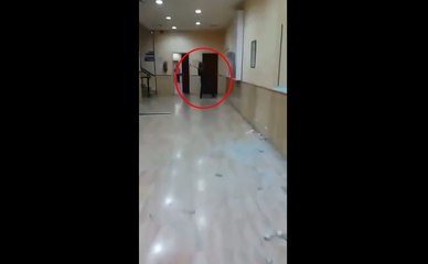 Il apprend le décès de sa mère et détruit l'hôpital.