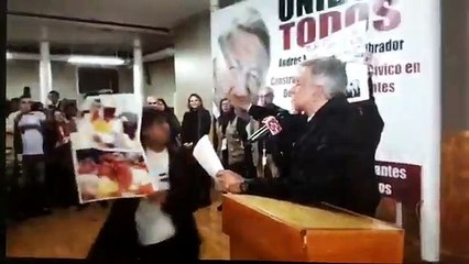 #SuspendeAMLO evento en Nueva York. LE RECLAMAN su apoyo a Abarca, el principal responsable de los #43deAyotzinapa