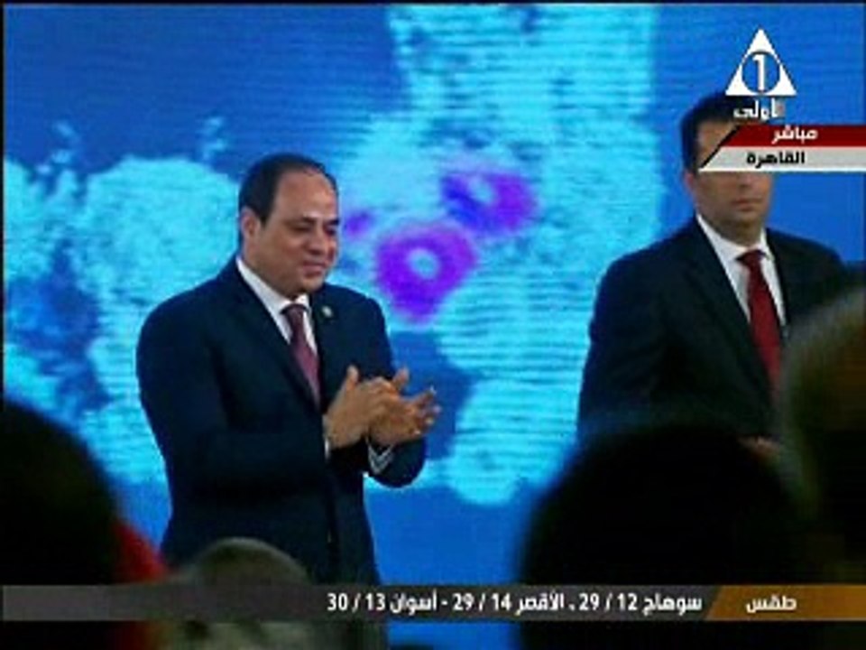 والدة شهيد القوات المسلحة تبكى خلال تكريمها والسيسى يقبل رأسها