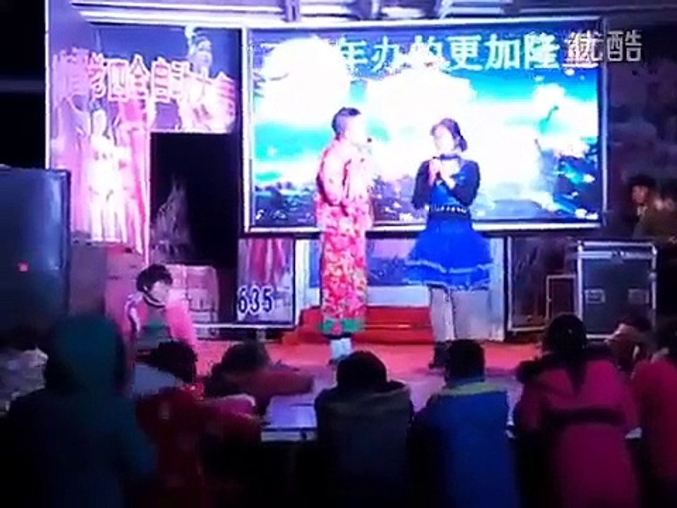 低质损男二逼遭遇豪放东北老娘们上演粗口二人转搞笑黄段