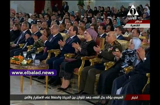 الرئيس السيسى يقبل طفلة فى احتفالية يوم المرأة المصرية