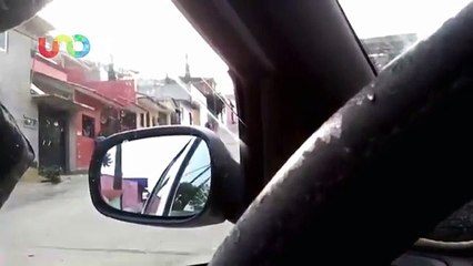 ¡Te mueves y te disparo! Policía amenaza a estudiante en Oaxaca