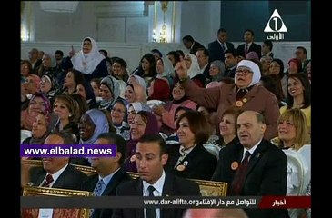 السيسي للأمهات المثاليات : «هسلم عليكوا كلكوا »