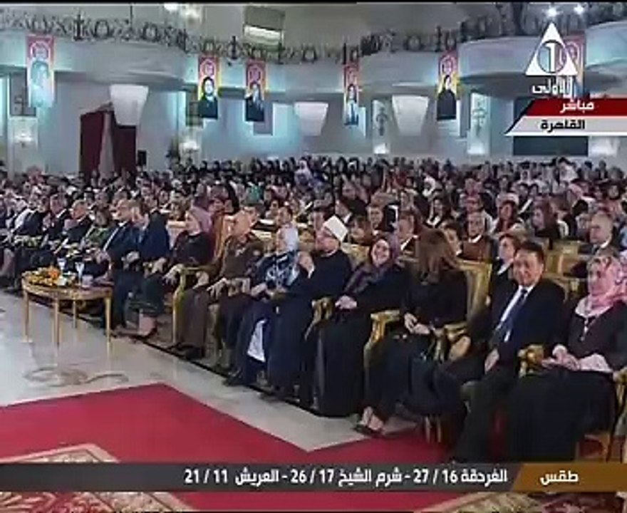 معتز الدمرداش يبكى أثناء عرض تقرير عن والدته بحفل يوم المرأة المصرية