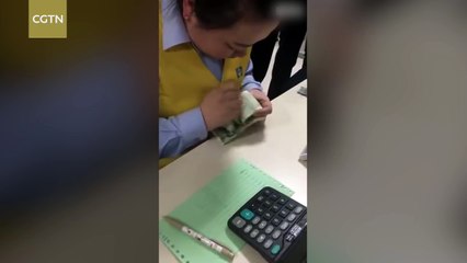 Chinese woman counts money faster than an actual machine