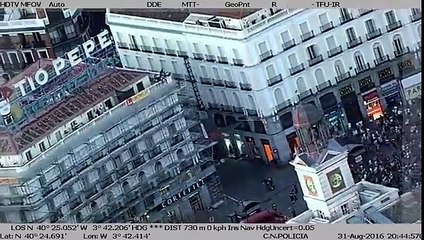 Bombero se juega la vida para salvar a un suicida en el centro de Madrid