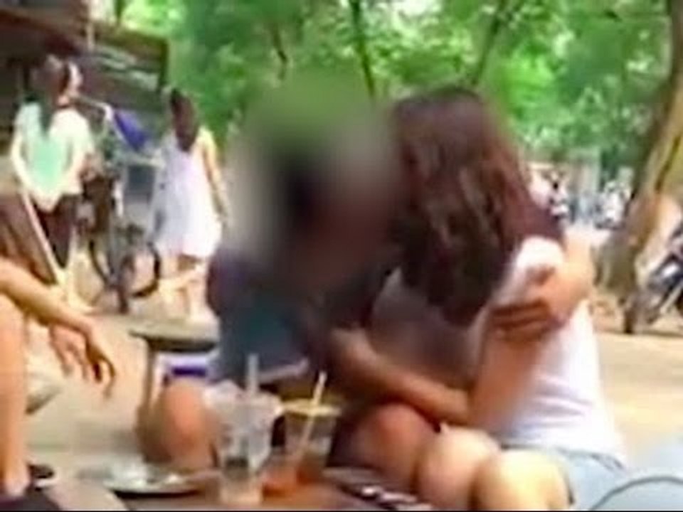 Bạn trai hôn hít, sờ ngực bạn gái ngay giữa hè phố Hà Nội gây bão MXH