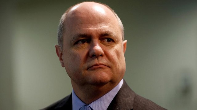 Глава МВД Франции взял на работу дочерей, чтобы чаще с ними видеться