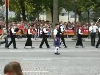 Bagad de Briec sur les Champs-Elysées