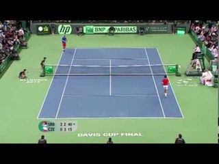 Radek Stepanek snaps a string