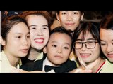 Cậu bé hát đám cưới' Hồ Văn Cường bị fan vây kín sau khi nhận giải 'VTV Awards' [Tin Việt 24H]