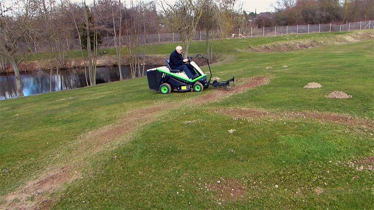 L'émousseur ETESIA pour tondeuses autoportées dans un emploi original : égaliser les taupinières