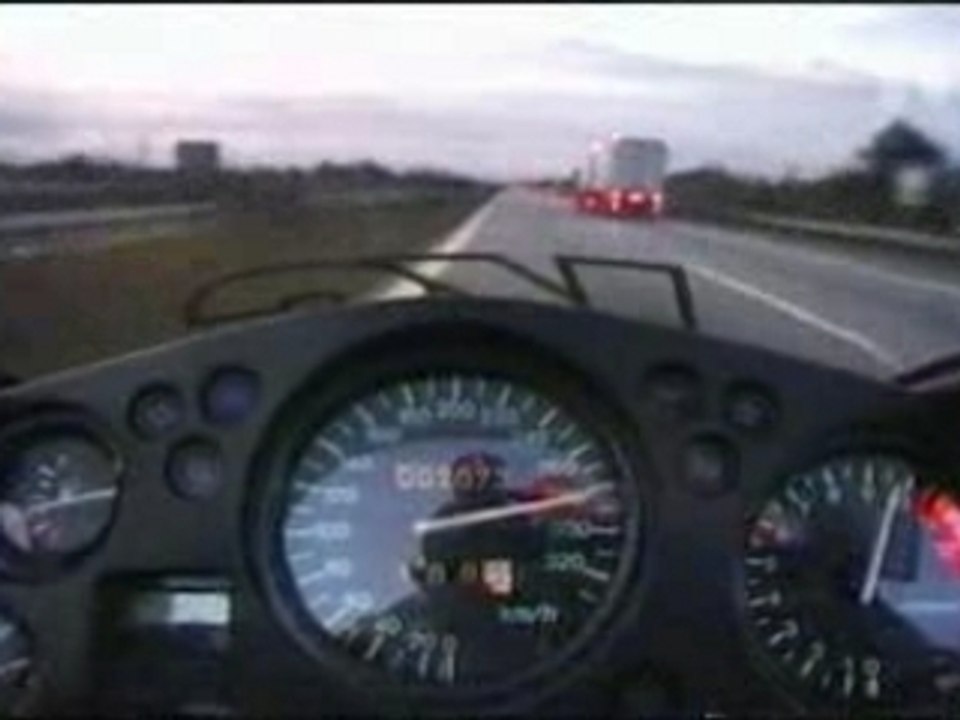 (Motos) Moto a 305 km hora por autopista
