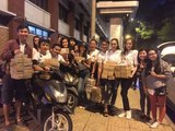 Nửa đêm, team Lan Khuê hào hứng phát bánh Trung thu cho người nghèo khắp Sài Gòn [Tin Việt 24H]