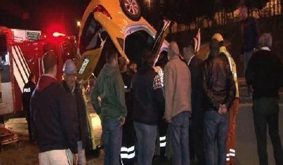 Taksi beton bariyerlere saplandı: 1 ölü 2 yaralı