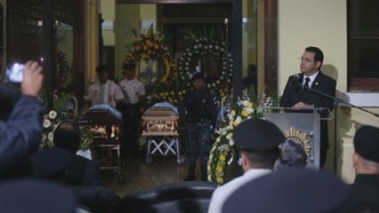Guatemala rinde homenaje a tres agentes asesinados por una mara