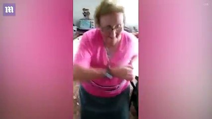 Mbretëresha e vallëzimit: Lëvizjet e kësaj gjyshe në kuzhinë janë bërë hit në internet (Foto/Video)