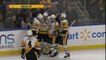 Hockey sur glace - À une main, Sidney Crosby s'amuse face à la défense de Buffalo
