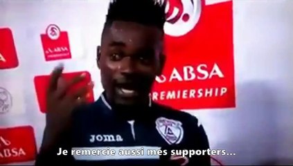 Un joueur de football fait une bonne grosse gaffe pendant une interview