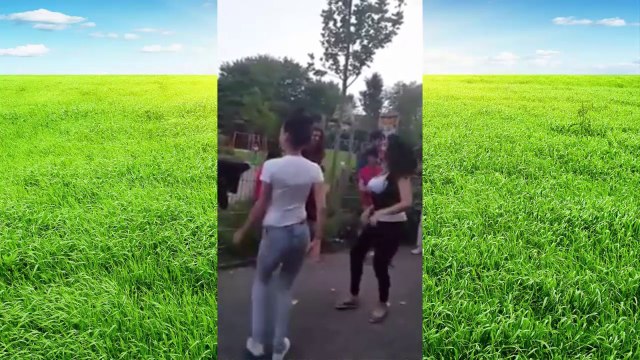 Kaldırımda güzellerden göbek şov