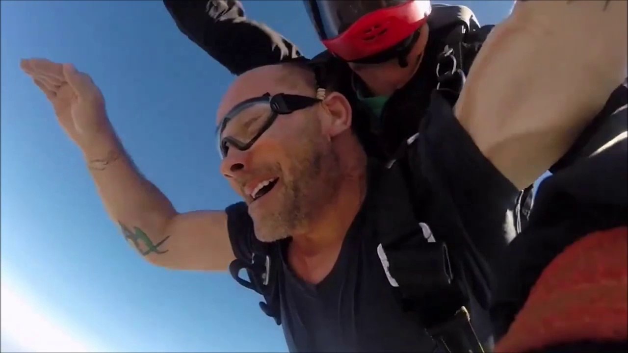 En plein saut en parachute il perd son dentier... Chaud pour le retrouver!