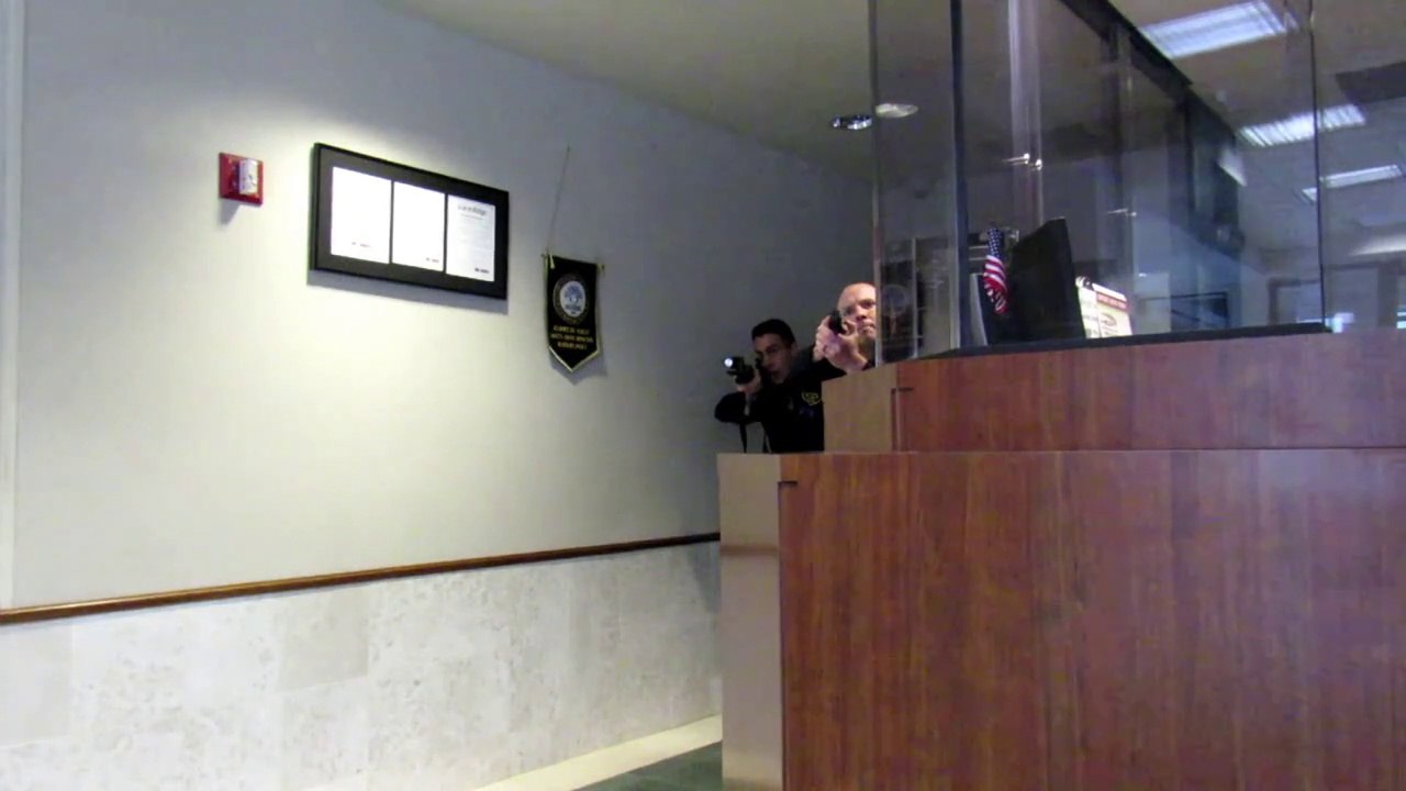 Ce débile pensait pourvoir entrer armé dans un commissariat... Serieux???