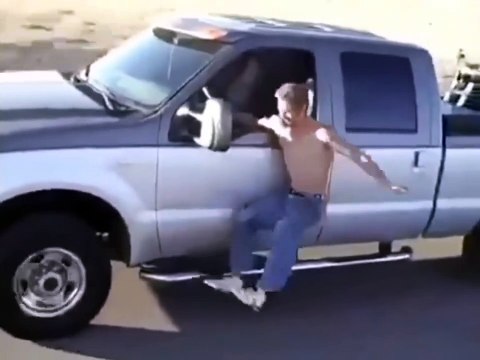 Ce taré sort de son 4x4 et fait des acrobaties en roulant!