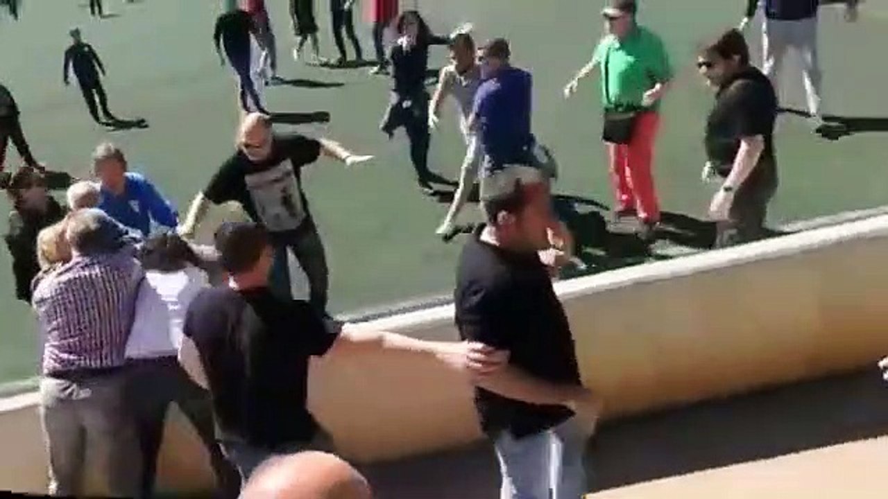 Bagarre générale entre parents pendant un match de foot...