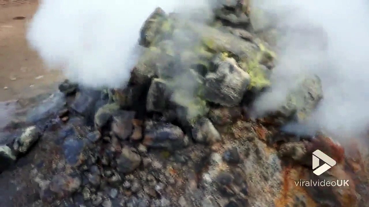 Un geyser de vapeur en islande
