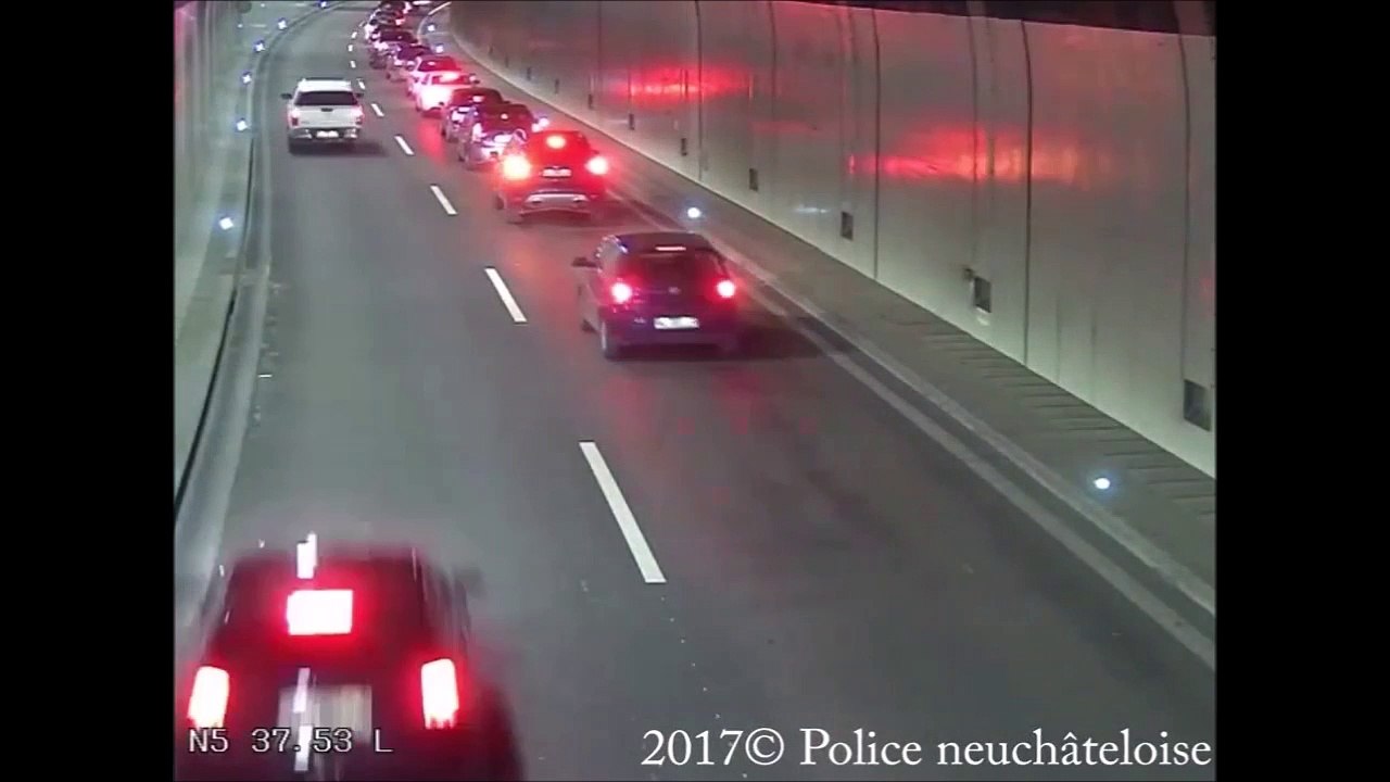 Ce conducteur déboite d'un coup sans regarder dans un tunnel et c'est le drame